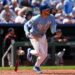 Bobby Witt Jr., do Kansas City Royals, observa seu sacrifício voar para marcar uma corrida durante ...