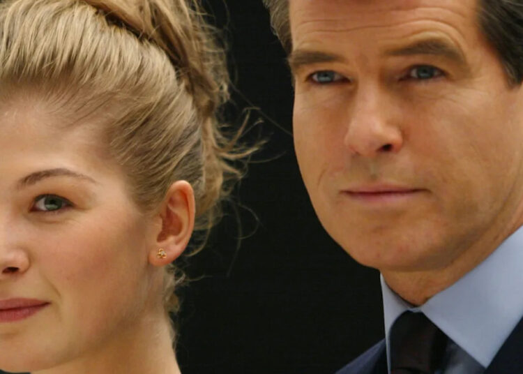A ex-Bond Girl Rosamund Pike relembra o momento 'embaraçoso' da cena de amor com Pierce Brosnan