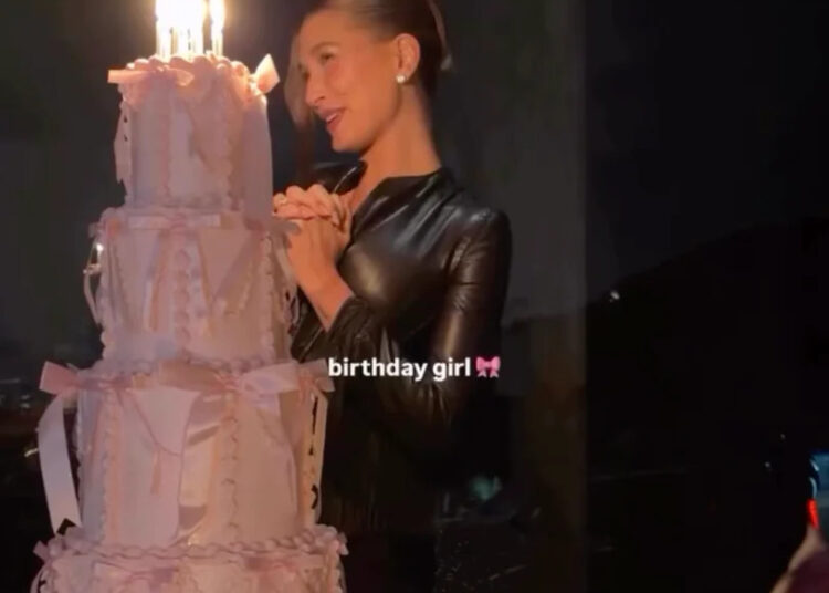 A festa de 29 anos de Hailey Bieber incluiu Vintage Versace, Martinis e Rhode Butter