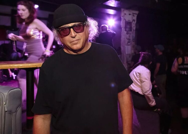 A lenda da música de Miami, Rat Bastard, hospitalizada após acidente de carro