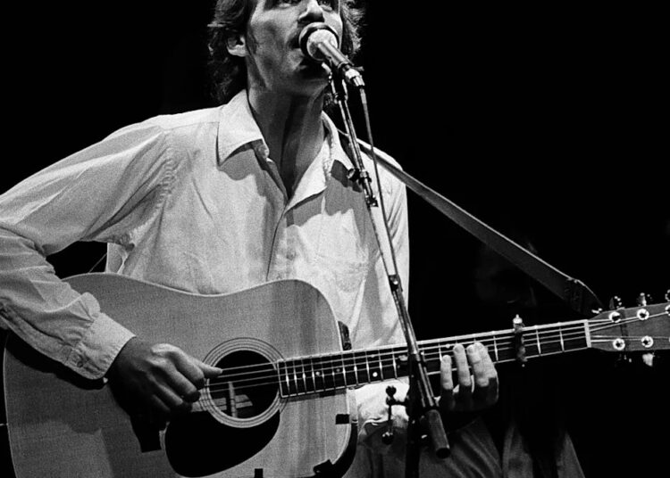 A lenda do folk rock dos anos 70, 77, uma vez revelou como ele usou uma serra elétrica e um machado em um corte profundo favorito dos fãs