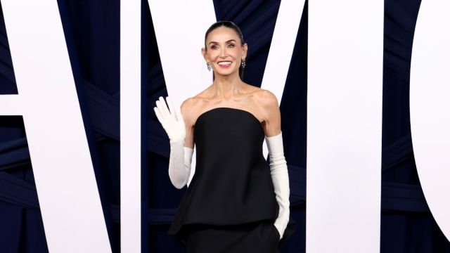 A luta de luvas de Demi Moore no momento BTS é hilariamente icônica