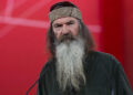 A proibição doméstica da estrela de 'Duck Dynasty' Phil Robertson à música country confundiu seus filhos