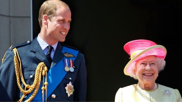 A rainha pensou que o príncipe William se tornaria 'monarca celebridade' - autor