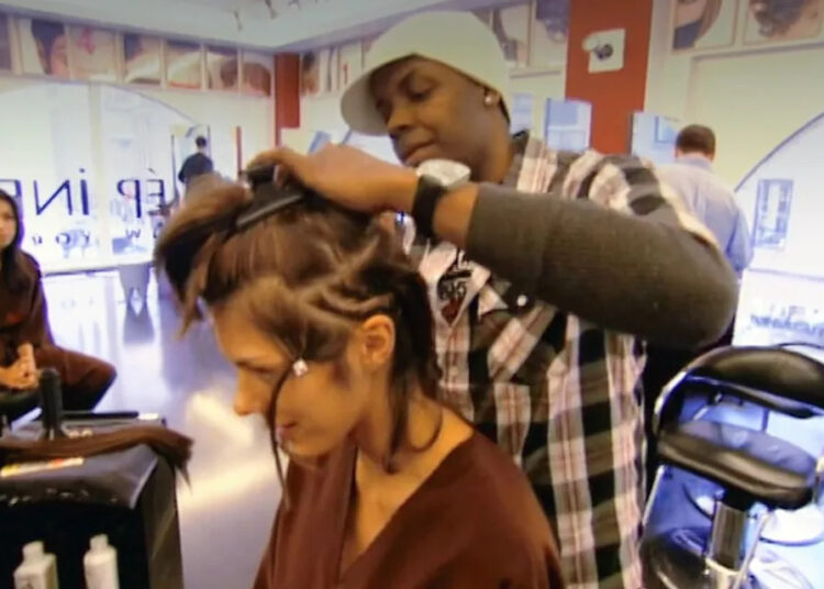 A vencedora de “ANTM”, Adrianne Curry, diz que a reforma de Tyra Banks ‘danificou permanentemente’ sua cabeça, ‘parcialmente careca’ 22 anos depois
