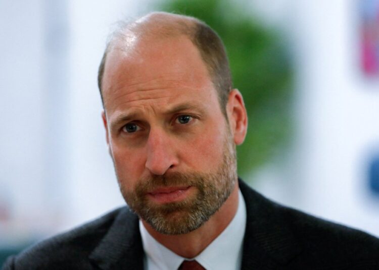 Aceno do príncipe William para Kate Middleton durante viagem solo