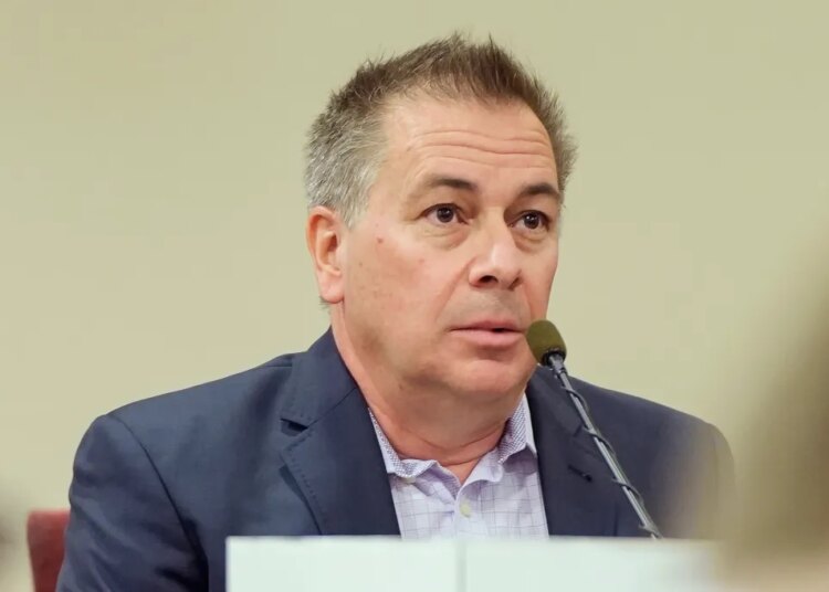 Alec Baldwin processado pelo proprietário do adereço de 'Rust', alegando que o ator o transformou em 'bode expiatório' no tiroteio mortal de Halyna Hutchins no set