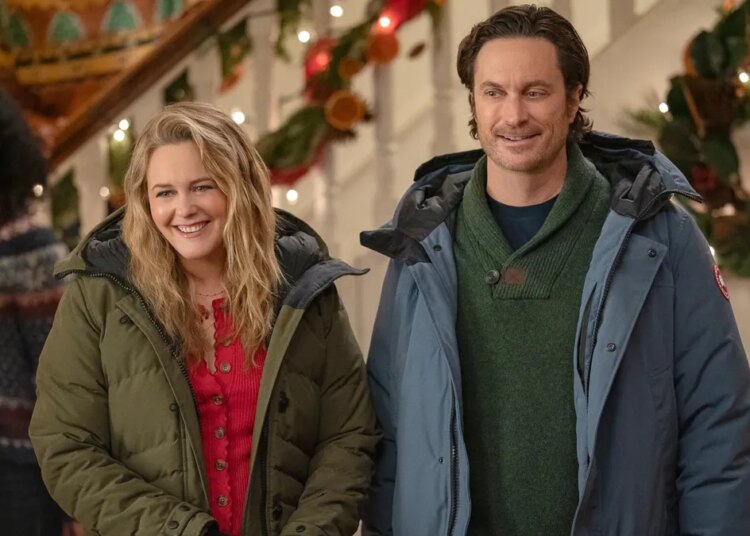 Alicia Silverstone e Jonas Brothers transmitem alegria natalina em novos filmes