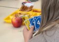 Alunos do ensino médio contam com entretenimento de baixa tecnologia na hora do almoço