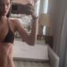 Amelia Gray não consegue evitar flexionar seu abdômen tonificado em fotos de campanha