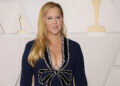 Amy Schumer mostra corpo tonificado e perda de peso impressionante em novas fotos