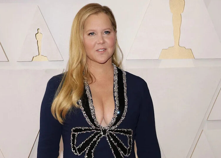 Amy Schumer mostra corpo tonificado e perda de peso impressionante em novas fotos