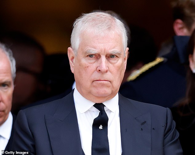 Andrew Mountbatten Windsor 'recusou-se a assinar homenagens reais às vítimas de Jeffrey Epstein'