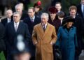 A partir da esquerda, o príncipe Andrew da Grã-Bretanha, o príncipe William, o príncipe Charles, a duquesa Kate de Cambridge, a duquesa Camilla da Cornualha e o príncipe Harry chegam para participar de um serviço religioso de Natal na igreja de St Mary, no terreno de Sandringham Estate.