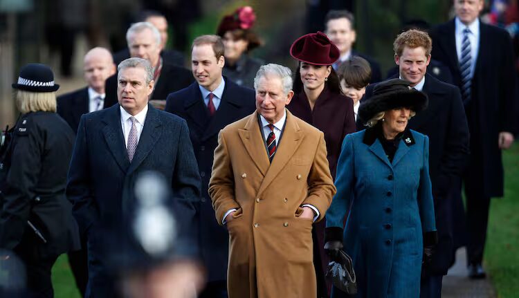 A partir da esquerda, o príncipe Andrew da Grã-Bretanha, o príncipe William, o príncipe Charles, a duquesa Kate de Cambridge, a duquesa Camilla da Cornualha e o príncipe Harry chegam para participar de um serviço religioso de Natal na igreja de St Mary, no terreno de Sandringham Estate.