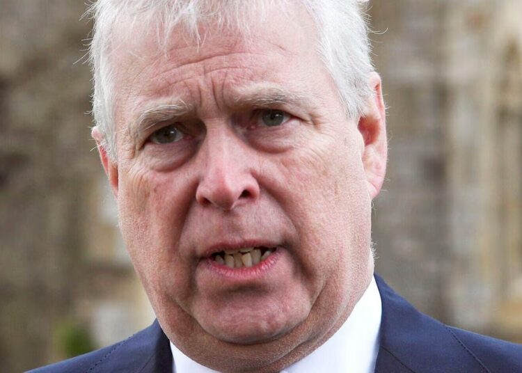 Andrew mandou entregar '40 prostitutas' em um hotel na Tailândia durante uma viagem de 'crise de meia-idade', afirma o historiador
