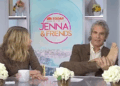 Andy Cohen mostra os pés na TV ao vivo