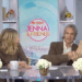 Andy Cohen mostra os pés na TV ao vivo