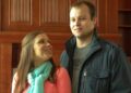 Anna Duggar fica loira durante rara aparição pública