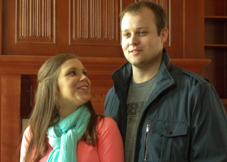 Anna Duggar fica loira durante rara aparição pública