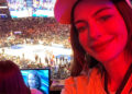 Anne Hathaway absorve as vibrações durante o jogo do New York Knicks no Madison Square Garden
