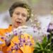 Anne admira flor com o nome da realeza no jardim botânico de Singapura