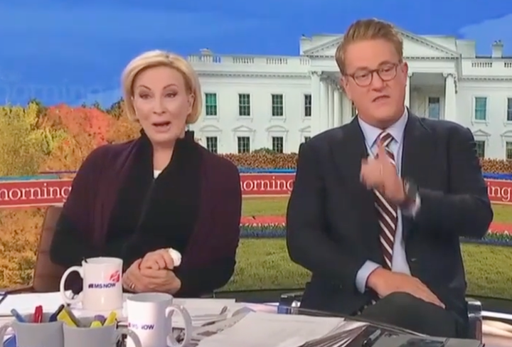 Apresentador de 'Morning Show' acidentalmente deixa cair bomba F no segmento Trump