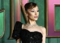 Ariana Grande agarrada pelo infame ‘troll mais odiado’ na estreia de Wicked – fãs pedem pena de prisão