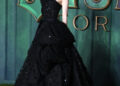Ariana Grande chama a atenção com vestido preto dramático na estreia de 'Wicked' em Londres