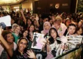 Ariana Grande e Cynthia Erivo cumprimentam os fãs na RWS antes da estreia em Cingapura da sequência de Wicked