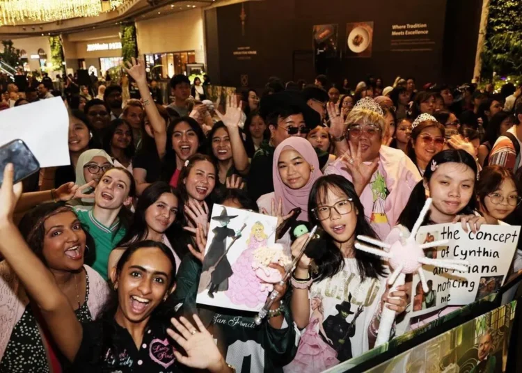 Ariana Grande e Cynthia Erivo cumprimentam os fãs na RWS antes da estreia em Cingapura da sequência de Wicked
