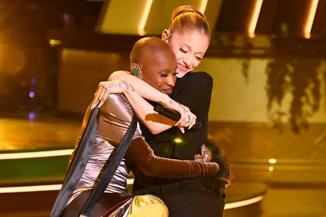 Ariana Grande explica por que ela e a co-estrela de “Wicked”, Cynthia Erivo, gostam tanto de ‘se tocar’