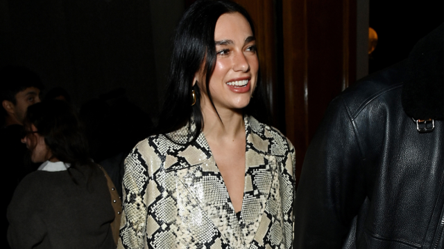 As botas com estampa de cobra de Dua Lipa são uma necessidade imediata