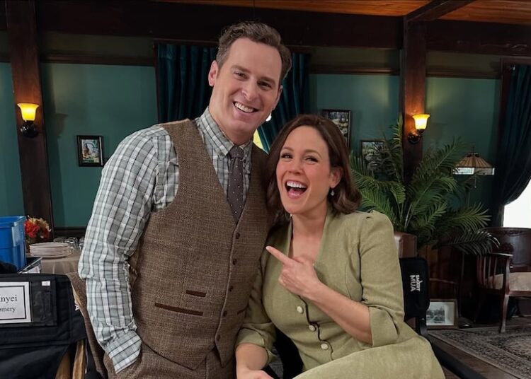 As co-estrelas casadas de 'When Calls the Heart' Erin Krakow e Ben Rosenbaum estão esperando!