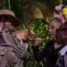 As estrelas de Wicked, Ariana Grande e Cynthia Erivo, aproveitam a noite no USS antes da estreia do filme em Cingapura