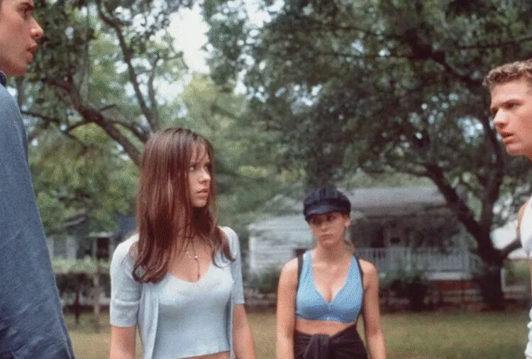 As estrelas mais quentes dos anos 90 se uniram para um thriller sexy, e agora está na Netflix