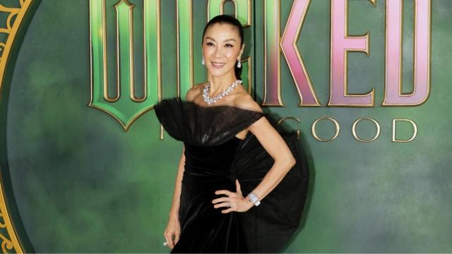 As joias de Michelle Yeoh roubam a cena na estreia de 'Wicked'