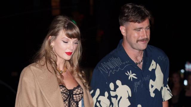 As meias transparentes de Taylor Swift em encontro noturno se tornam virais