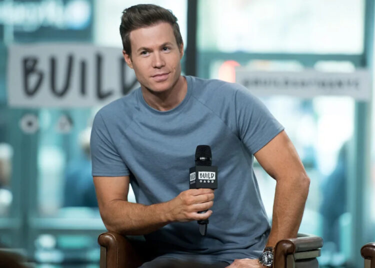 Ashley Parker Angel fala sobre se sentir ‘objetificada’ durante os anos de boyband