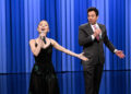 Assista Ariana Grande e Jimmy Fallon apresentando uma história de duetos famosos