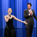 Assista Ariana Grande e Jimmy Fallon apresentando uma história de duetos famosos