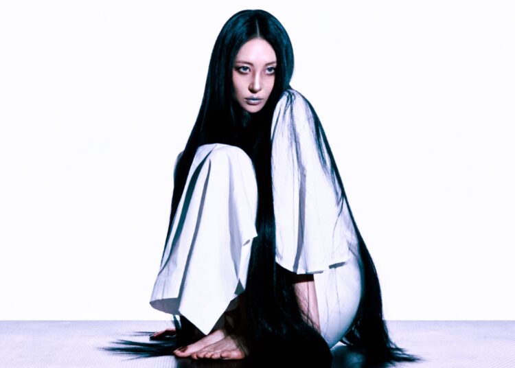 Assista Sunmi paródia de filmes de terror icônicos no novo videoclipe de 'Cynical'