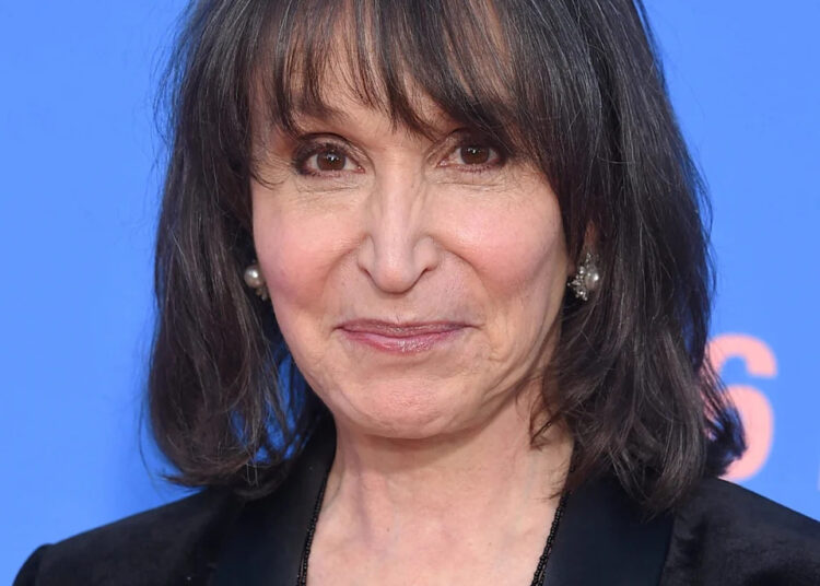 Atriz de 'Mork & Mindy' chama a atenção com aparência quase irreconhecível aos 71 anos