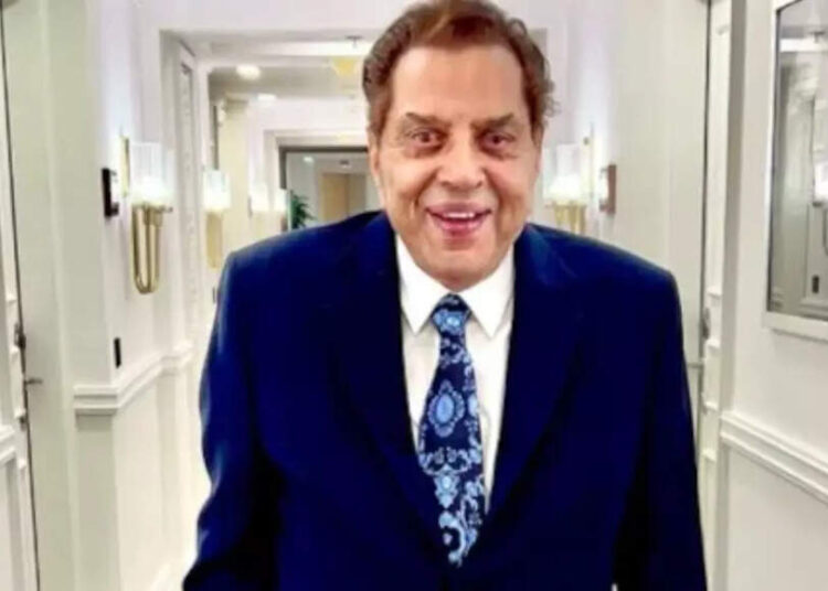 Atualização de saúde de Dharmendra: Uma ambulância vista saindo da casa do ator, segurança é reforçada no cremetório Juhu | Notícias de filmes em hindi