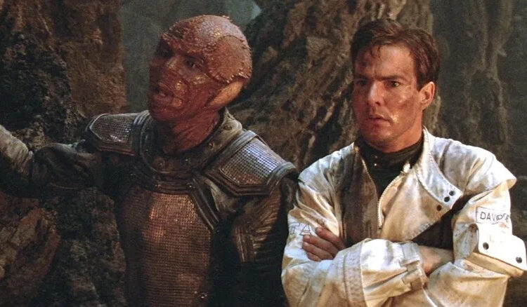 Badlands ecoa a história de um clássico da ficção científica de Dennis Quaid e Louis Gossett Jr.