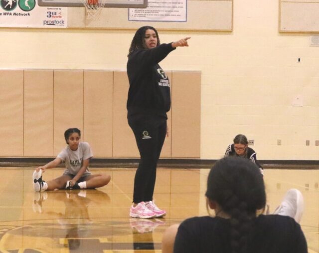 Basquete feminino preparatório: jogadora do time do campeonato estadual de 2015 retorna para treinar Royals