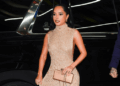 Becky G chama a atenção com look de minissaia