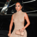 Becky G chama a atenção com look de minissaia