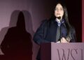 Billie Eilish pediu aos bilionários que doassem seu dinheiro logo depois que foi anunciado que ela estava doando milhões