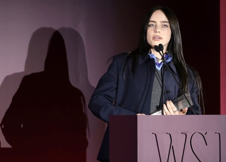 Billie Eilish pediu aos bilionários que doassem seu dinheiro logo depois que foi anunciado que ela estava doando milhões